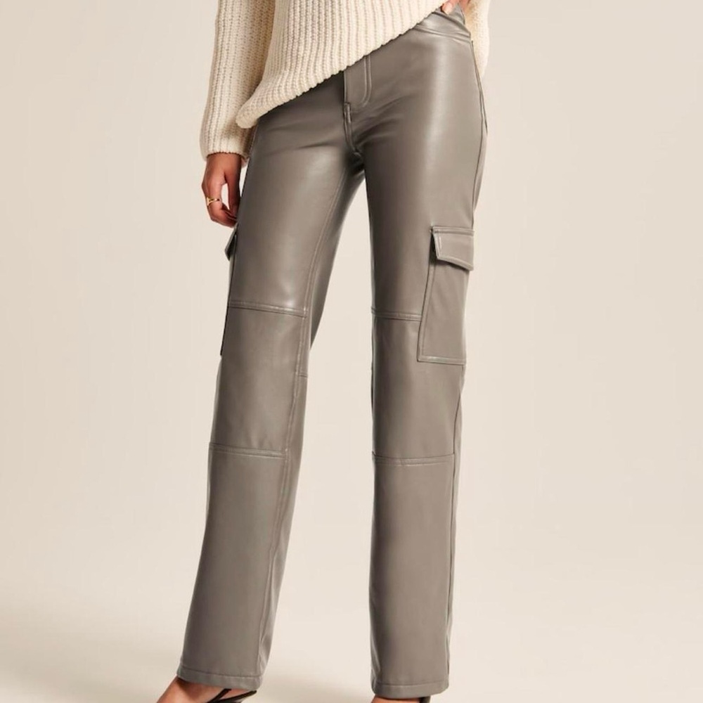 Abercrombie & Fitch Vegan Leather Cargo 90s Relaxed Pants - Picture 3 of 7